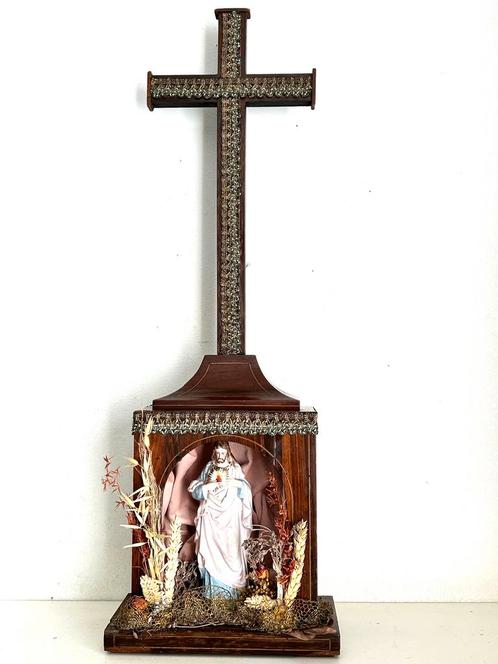 Antiek kruisbeeld biscuit jeszusbeeld bloen en fluweel, Antiek en Kunst, Antiek | Religie, Ophalen