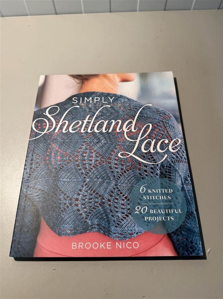 Simply Shetland Lace - 6 Knitted Stitches - 20 Beautiful Pro, Hobby en Vrije tijd, Breien en Haken, Zo goed als nieuw, Breien