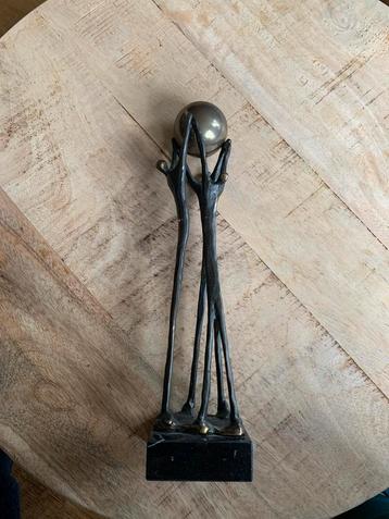 Artihovr Sculptuur: Drie Figuren met Bal beschikbaar voor biedingen
