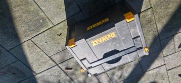 DeWalt Bovenfrees met Accessoires in Koffer beschikbaar voor biedingen