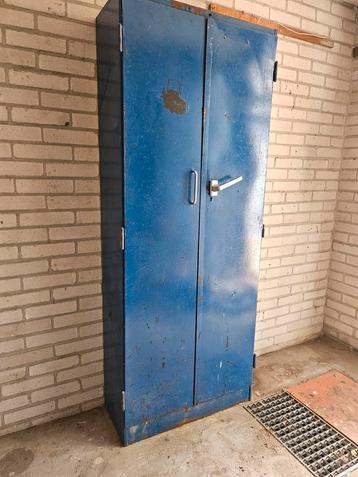Retro kast beschikbaar voor biedingen