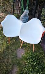 2x witte stoel met houten poten - namaak DAW Eames, Tuin en Terras, Ophalen, Zo goed als nieuw, Hout