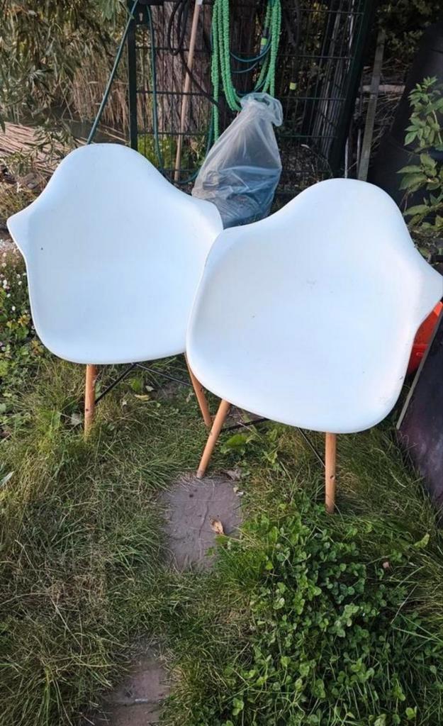 2x witte stoel met houten poten - namaak DAW Eames, Tuin en Terras, Tuinstoelen, Zo goed als nieuw, Hout, Ophalen