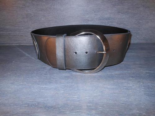 Brede grijze leren riem met een zilverkleurige gesp maat 75, Kleding | Dames, Riemen en Ceinturen, Nieuw, Tailleriem, Minder dan 80 cm