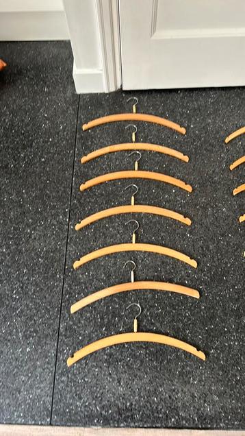12 duurzame houten kledinghangers beschikbaar voor biedingen