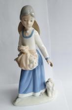 Prachtig vintage Spaans beeldje meisje met hondje, Verzamelen, Beelden en Beeldjes, Ophalen of Verzenden, Zo goed als nieuw, Mens