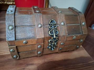 Houten kistje sieradendoosje  beschikbaar voor biedingen