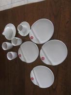 Witte porseleinen servies delen met rood Douwe Egberts logo, Huis en Inrichting, Nieuw, Ophalen of Verzenden, Overige stijlen