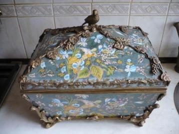 Topitem puntgave grote antieke porseleinen dekselkist beschikbaar voor biedingen