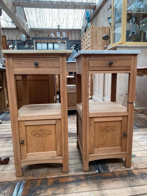 Twee Frans eiken kastjes nachtkastjes met marmer, Huis en Inrichting, Slaapkamer | Nachtkastjes, Gebruikt, 70 cm of meer, Hout