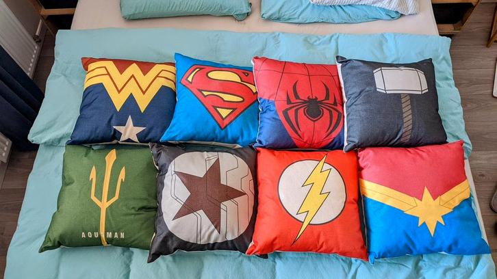 Kussen met Marvel Kussensloop/ Pilow with Marvel Cover, Huis en Inrichting, Woonaccessoires | Kussens, Zo goed als nieuw, Vierkant