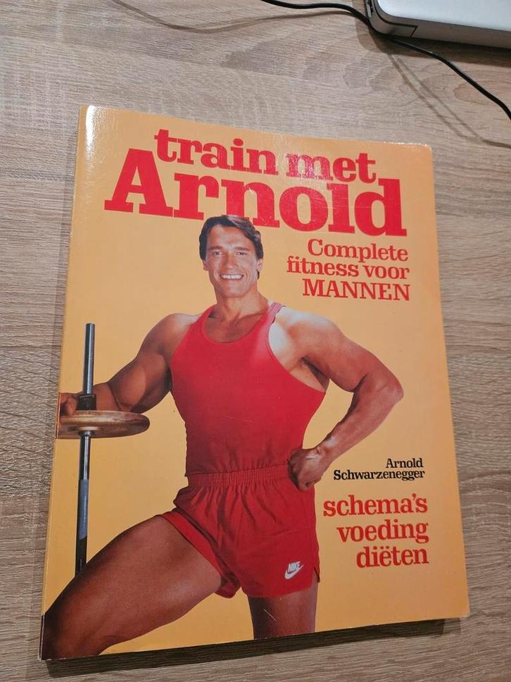 Boek: Train met Arnold. Complete fitness voor mannen., Boeken, Sportboeken, Zo goed als nieuw, Balsport, Ophalen of Verzenden
