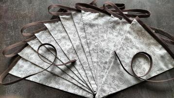 Vlaggenlijn TAUPE/WIT/BEWERKT beschikbaar voor biedingen