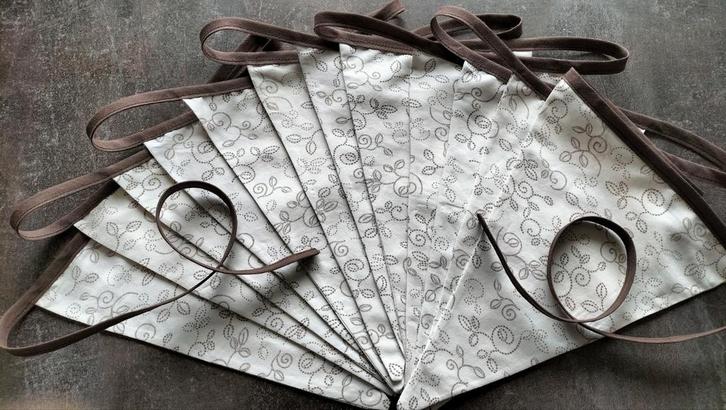 Vlaggenlijn TAUPE/WIT/BEWERKT, Hobby en Vrije tijd, Feestartikelen, Nieuw, Versiering, Overige, Ophalen of Verzenden