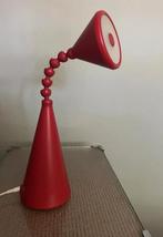 Collectors item: rood tafellampje Freyebo Ikea Ola Wihlborg, Ophalen of Verzenden, Zo goed als nieuw, Kunststof, Modern