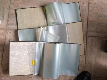 Classeurs / mappen met elk 100 plastiekjes  beschikbaar voor biedingen