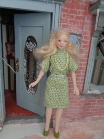 Mooie dame...Poppenhuis 1:12... (Foto nr E17 )* beschikbaar voor biedingen