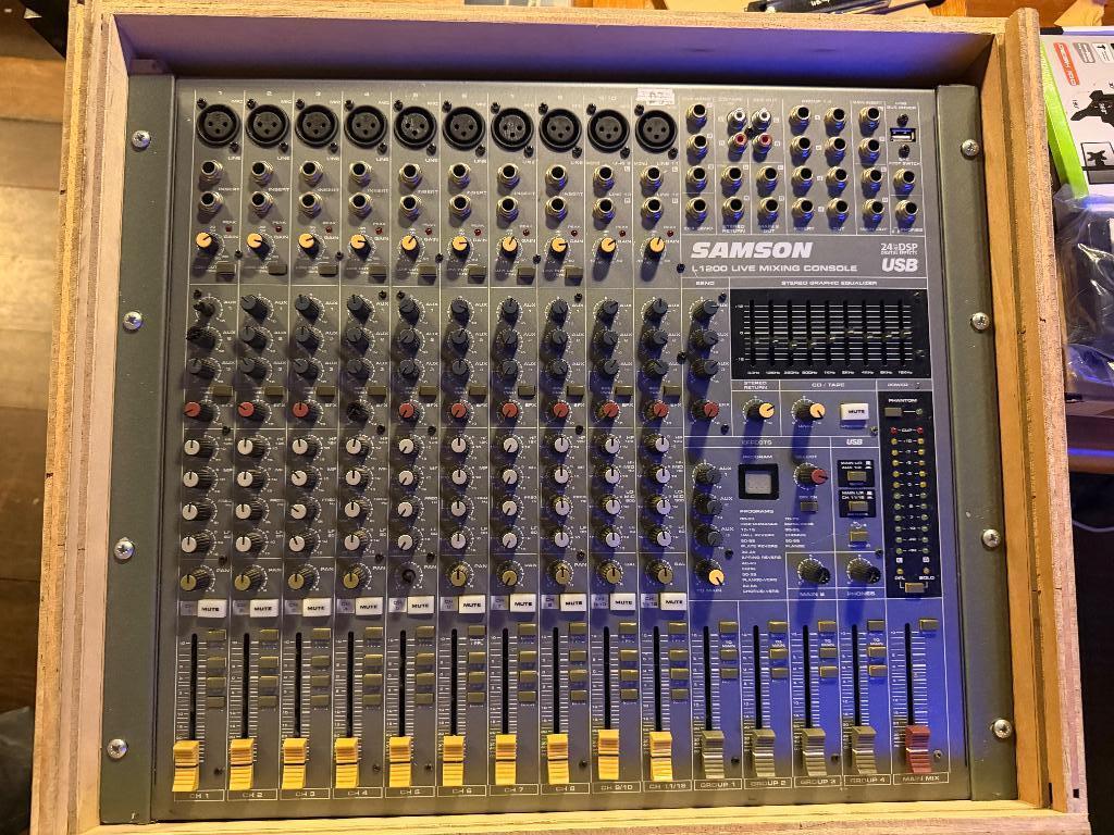 Samson L1200 12-Channel/4-Bus Professional Mixing Console, Muziek en Instrumenten, Mengpanelen, Gebruikt, 10 tot 20 kanalen, Ophalen