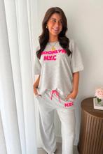 Nieuw dames comfypak,joggingpak grijs met roze fluffy opdruk, Kleding | Dames, Huispakken, Maat 38/40 (M), Nieuw, Ophalen of Verzenden