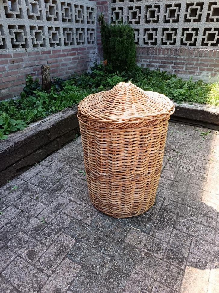 Stevige rieten mand met deksel, wasmand, Huis en Inrichting, Woonaccessoires | Schalen en Manden, Gebruikt, Mand, Rond, Riet, Ophalen