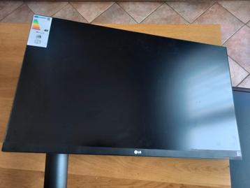 LG 27UN880 (lichte plek in scherm) met voet/steunarm beschikbaar voor biedingen