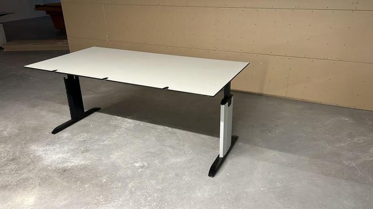 2 Strakke Bureaus 200x100cm - Handmatig Verstelbaar, Huis en Inrichting, Bureaus, Gebruikt, Bureau, In hoogte verstelbaar, Ophalen