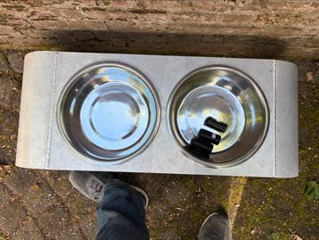 Alluminium voerbakhouder voor grotere hond(en) beschikbaar voor biedingen