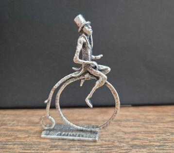 Miniatuur man op Vélocipède beeldje

 beschikbaar voor biedingen