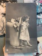 1909 Meisje met grote rugzak vol met snoep en bloemen, Gelopen, Kinderen, Ophalen of Verzenden, Voor 1920