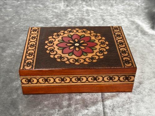 Houten kistje gedecoreerd met Poolse houtbrand ambacht, Sieraden, Tassen en Uiterlijk, Beautycases, Zo goed als nieuw, Ophalen of Verzenden