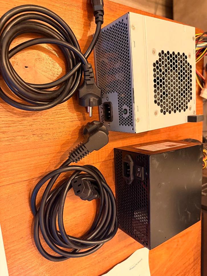 2 x voedingen PC, Computers en Software, Interne voedingen, Zo goed als nieuw, Ophalen of Verzenden