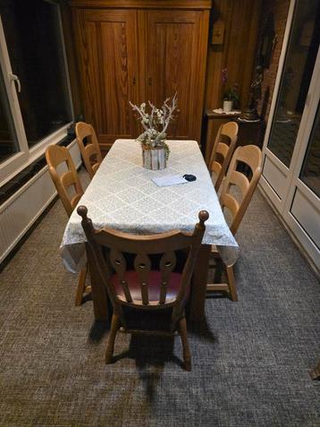 Eikenhouten eettafel met 6 stoelen beschikbaar voor biedingen