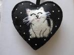 Zwart handgemaakte vilt hart met een witte kat en kraaltjes, Nieuw, Versiering, Ophalen of Verzenden