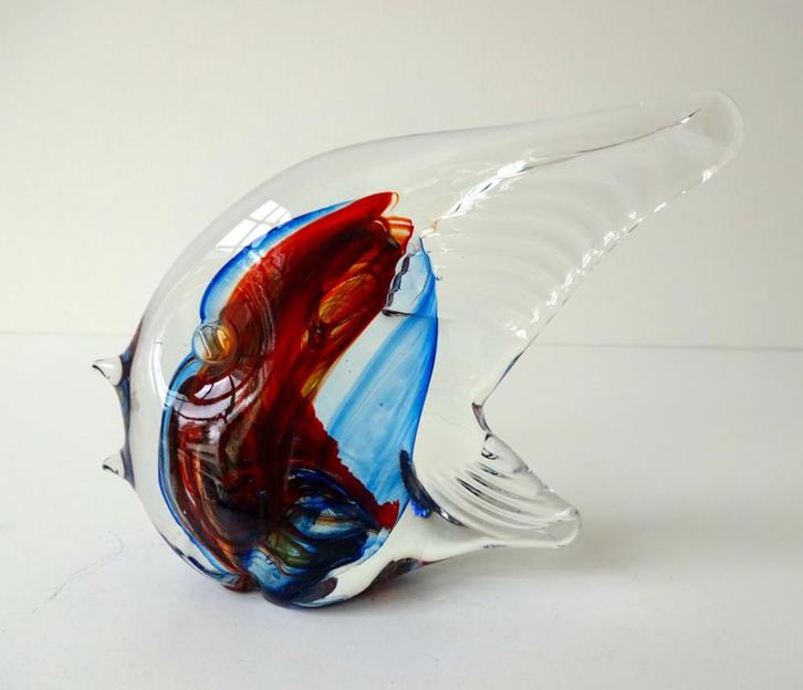 Glazen vis helder bordeauxrood en blauw Mdina Malta 4885-g, Antiek en Kunst, Kunst | Designobjecten, Ophalen of Verzenden