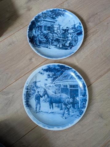 Twee decoratieve delfts blauwe borden met paarden beschikbaar voor biedingen