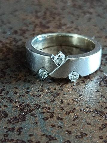 Mooie zilveren ring met 3 steentjes maat 18 beschikbaar voor biedingen