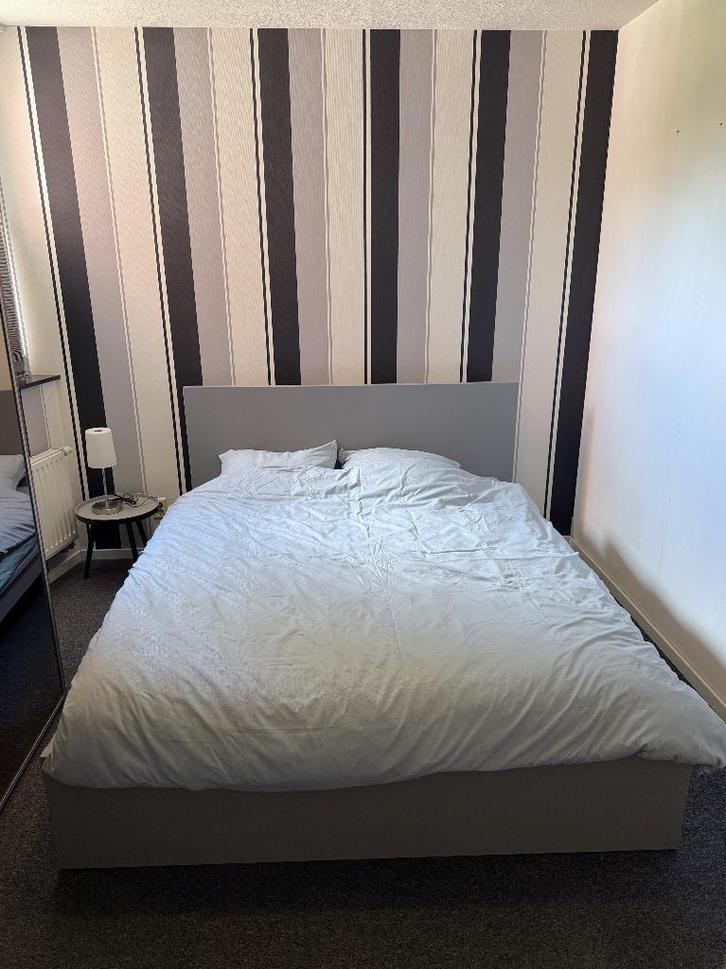 IKEA MALM bed grijs – inclusief matras (160x200), Huis en Inrichting, Slaapkamer | Bedden, Zo goed als nieuw, Twijfelaar, 160 cm