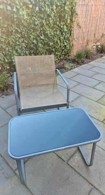 Loungestoel met tafel. beschikbaar voor biedingen