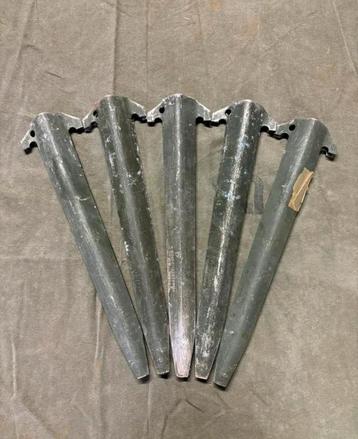 Stevige aluminium leger haringen. beschikbaar voor biedingen