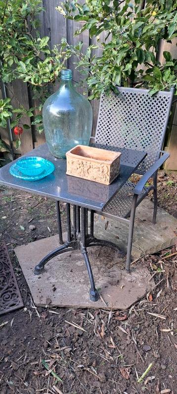 Tuintafel met metalen stoel beschikbaar voor biedingen