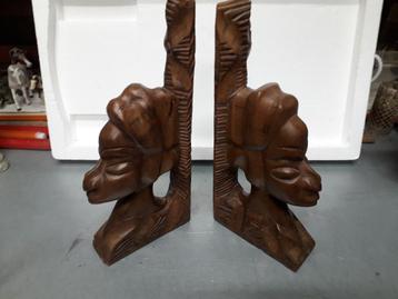 VINTAGE AFRIKAANSE HOUTEN BOEKENSTEUNEN I.Z.G.ST HOOG 30 cm  beschikbaar voor biedingen