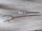 Antieke houten riek en dorsstok, Ophalen