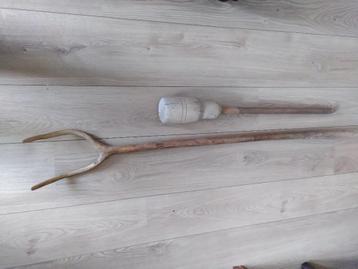Antieke houten riek en dorsstok beschikbaar voor biedingen