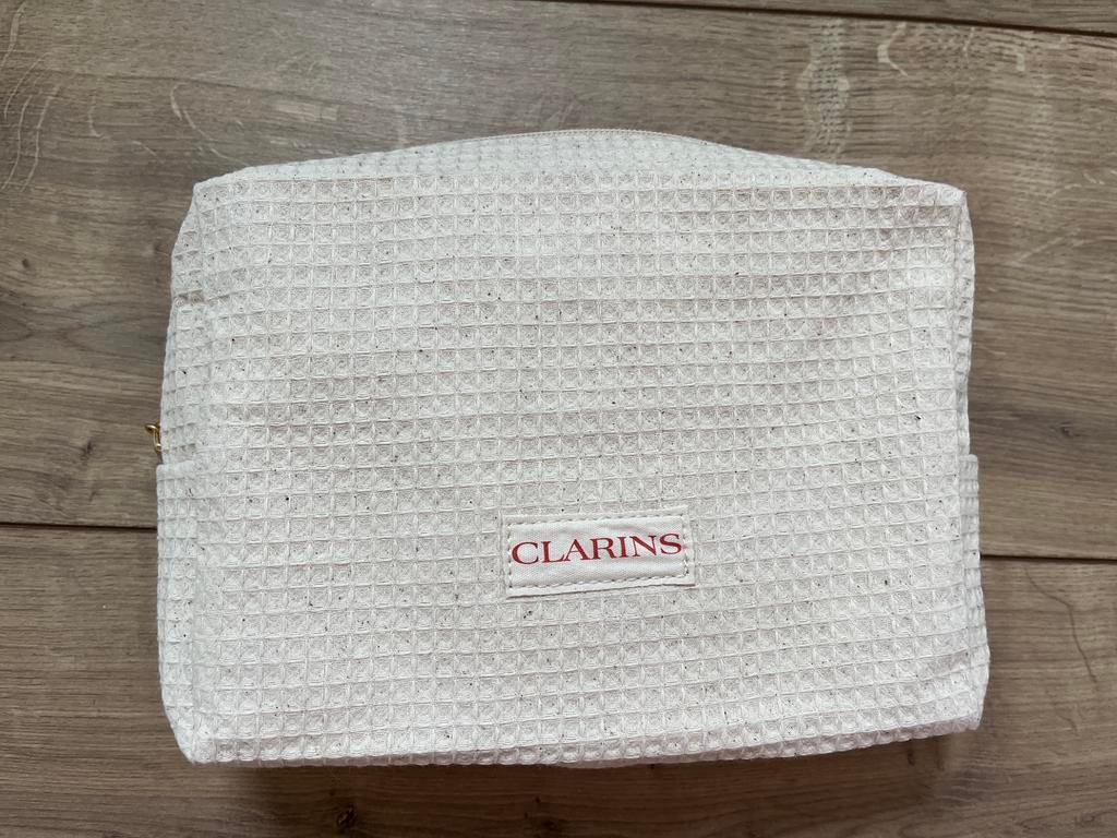 Clarins toilettasje nieuw beige met goud, toilettas, Sieraden, Tassen en Uiterlijk, Toilettassen, Ophalen of Verzenden, Nieuw
