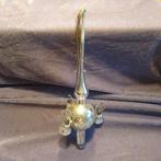 Oude piek met 3 bellen en Ieonisch draad, Ophalen