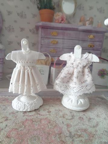 Schattige kinderjurkjes , Poppenhuis 1:12.. (FotoNr F66)* beschikbaar voor biedingen