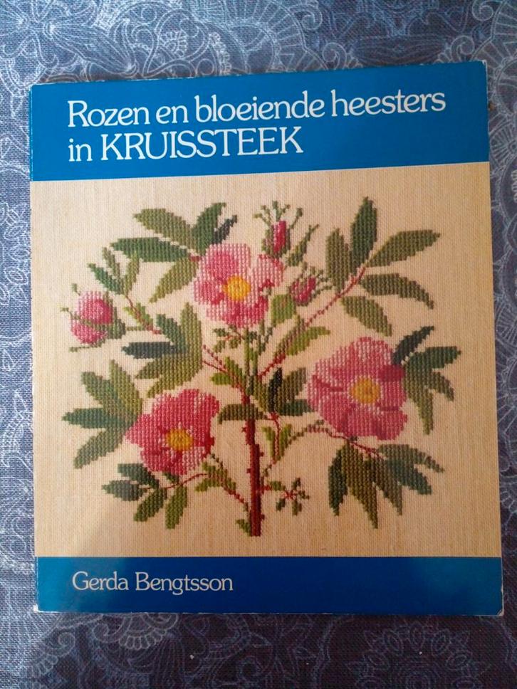 Kruissteekboek Rozen en bloeiende heesters, Hobby en Vrije tijd, Borduren en Borduurmachines, Gebruikt, Patroon, Handborduren