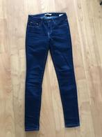 Levis 711 skinny jeans mt 26 donkerblauw nieuwstaat, Blauw, Ophalen of Verzenden, Zo goed als nieuw, W27 (confectie 34) of kleiner