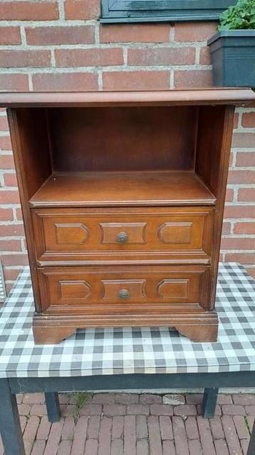 Te koop telefoon kastje, met 2 laden beschikbaar voor biedingen