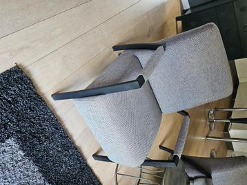 Grijze fauteuil beschikbaar voor biedingen